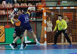 Gedo frena un ataque local, con Bar atento en la portería.