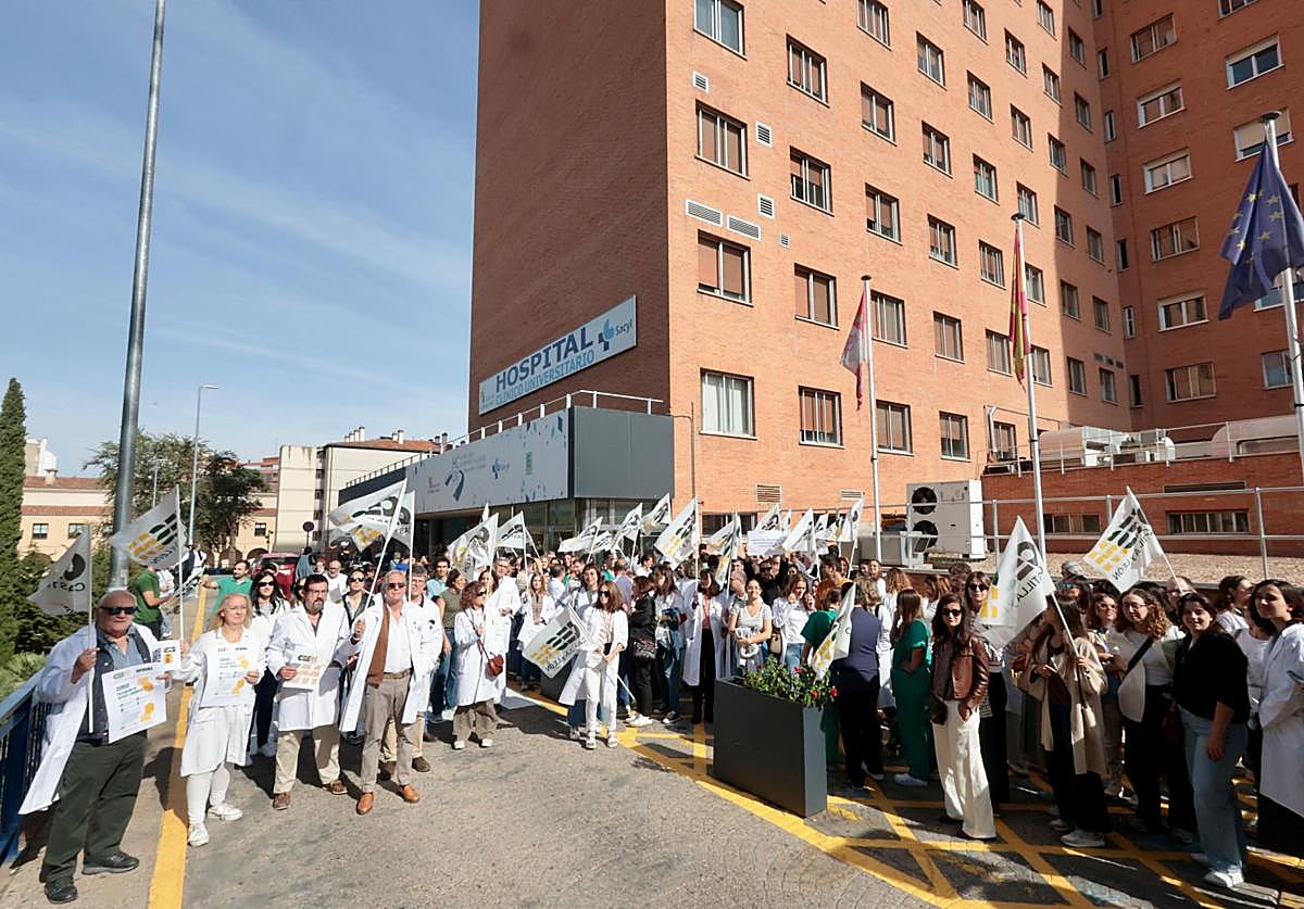 La huelga de médicos contra el Estatuto estatal obliga a posponer consultas y cirugías