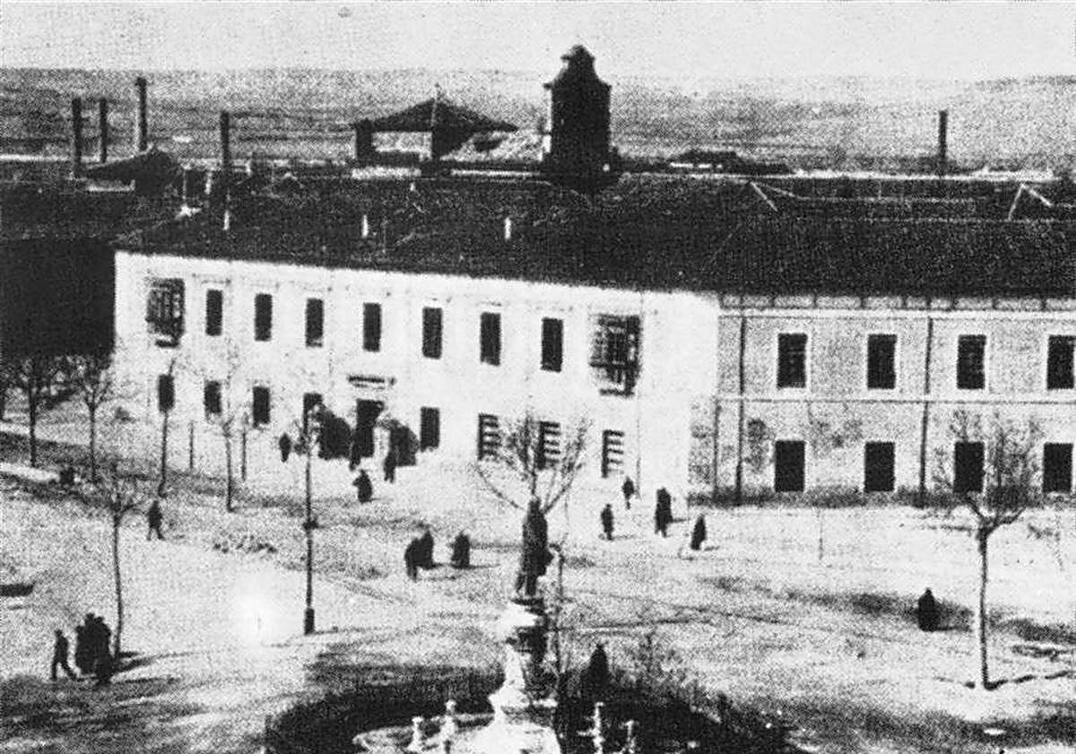 Imagen principal - Arriba, el flanco del Octógono que daba a la plaza de Zorrilla, con la estatua del poeta abajo. El edificio, tras el incendio de 1915 y al lado, militares en el patio interior.