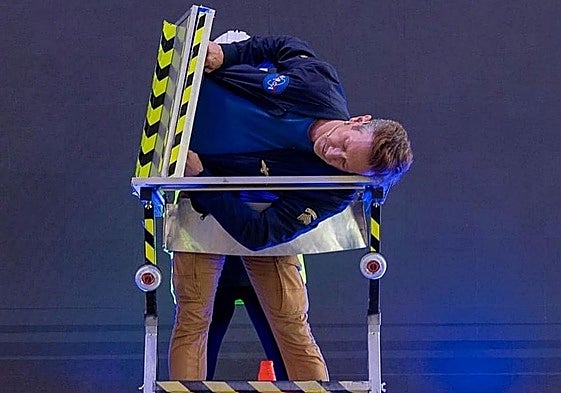 El ilusionista Pedro Volta, en uno de sus números.