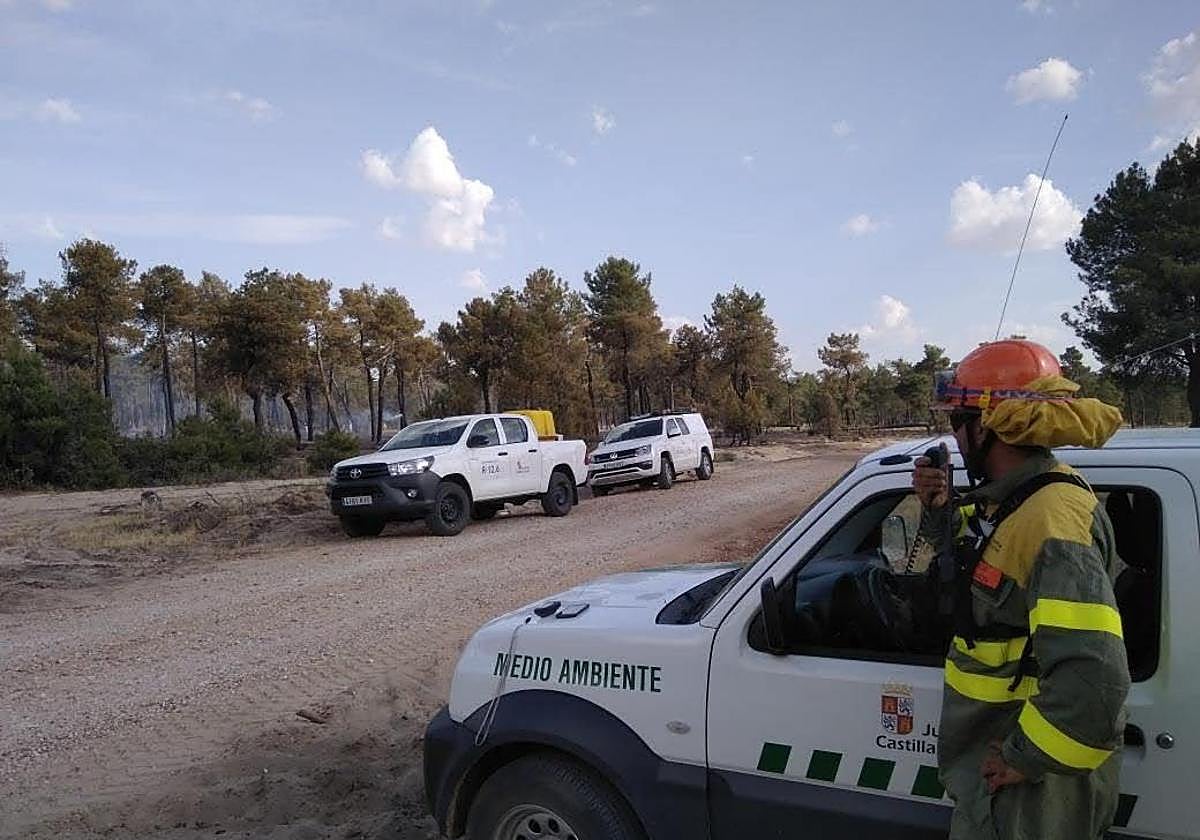Imagen de archivo de agentes medioambientales de Segovia en un incendio en Fuentidueña.