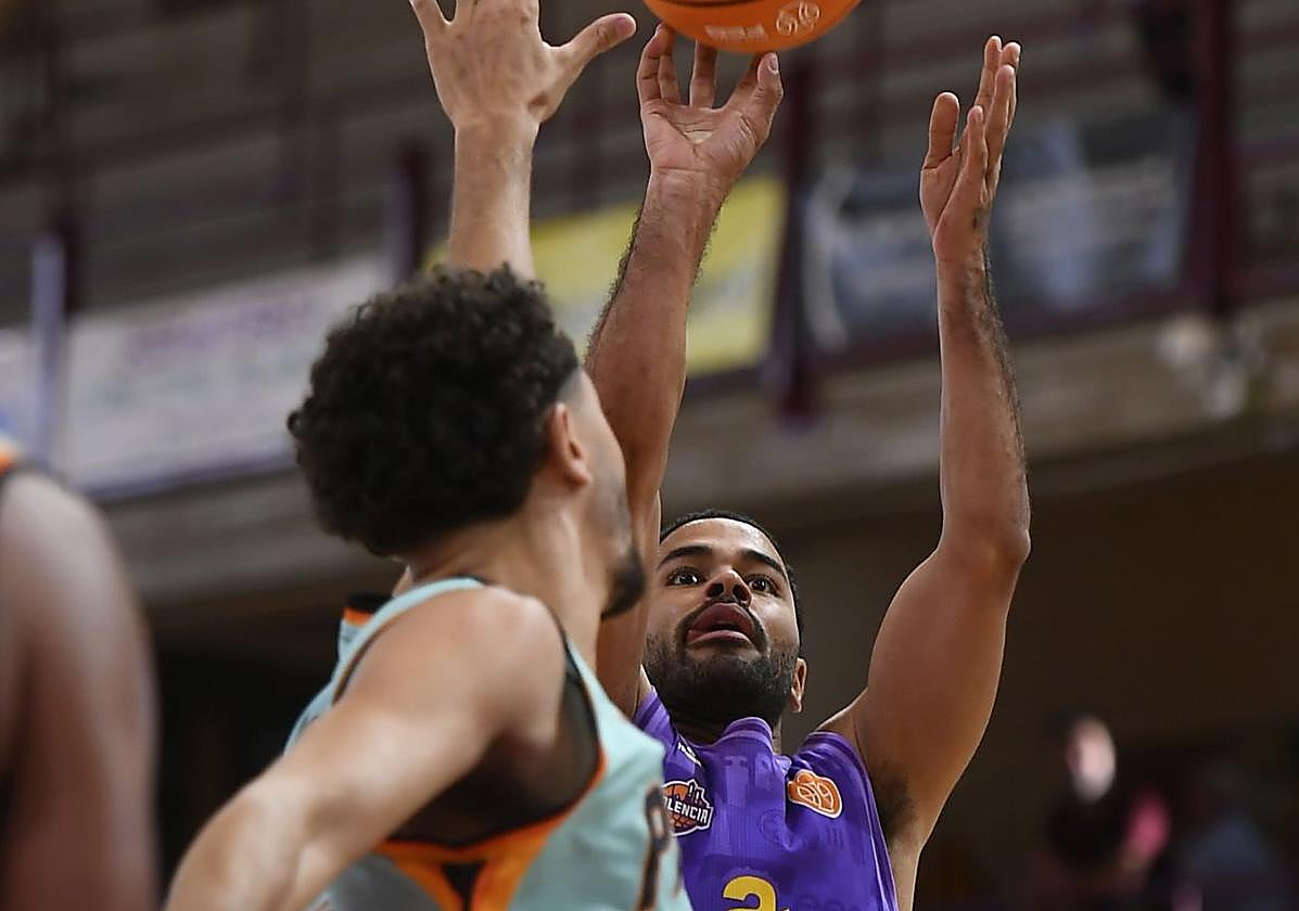 Wintering lanza a canasta en el primer partido de liga ante el Palmer Basket.