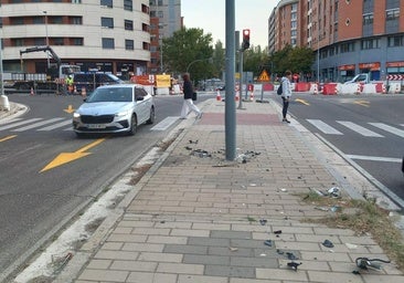 Sale ileso tras estampar su coche contra una farola en Parquesol