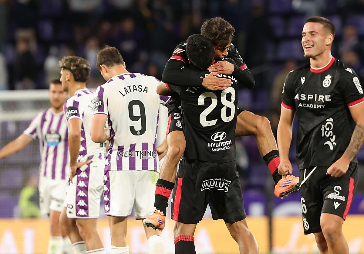 Jugadores de la Cultural celebran la victoria en Zorrilla.
