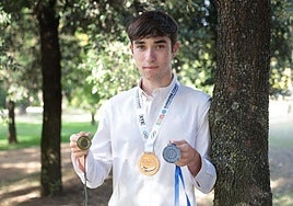 Fernando González Vivanco muestra sus medallas olímpico-matemáticas