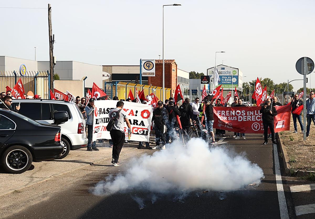 Los trabajadores de Frenos y Conjuntos este viernes, al inicio de la manifestación.