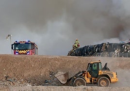 Los bomberos trabajan en el vertedero.