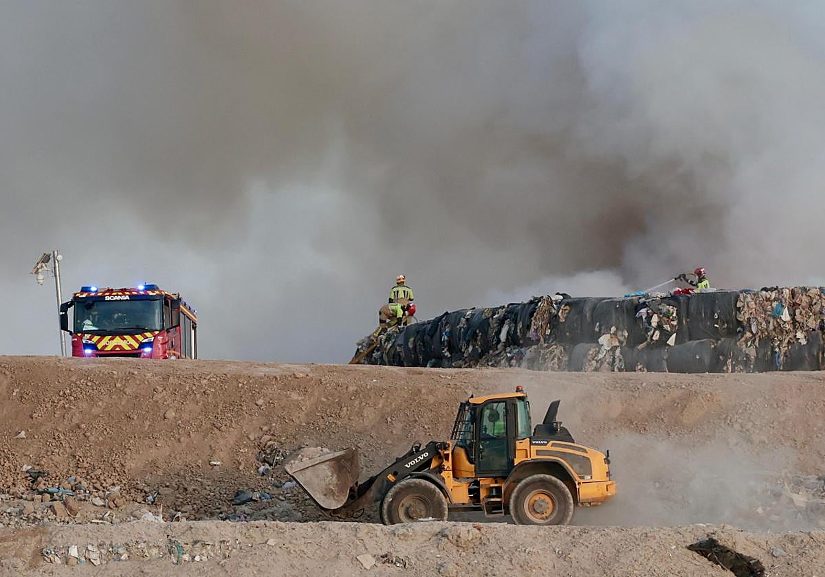 Los bomberos trabajan en el vertedero.