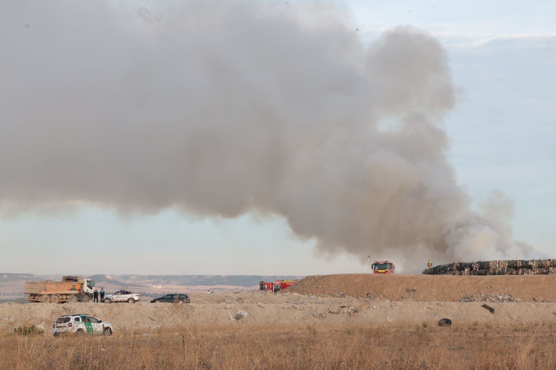 El incendio en el viejo vertedero de Valladolid, en imágenes