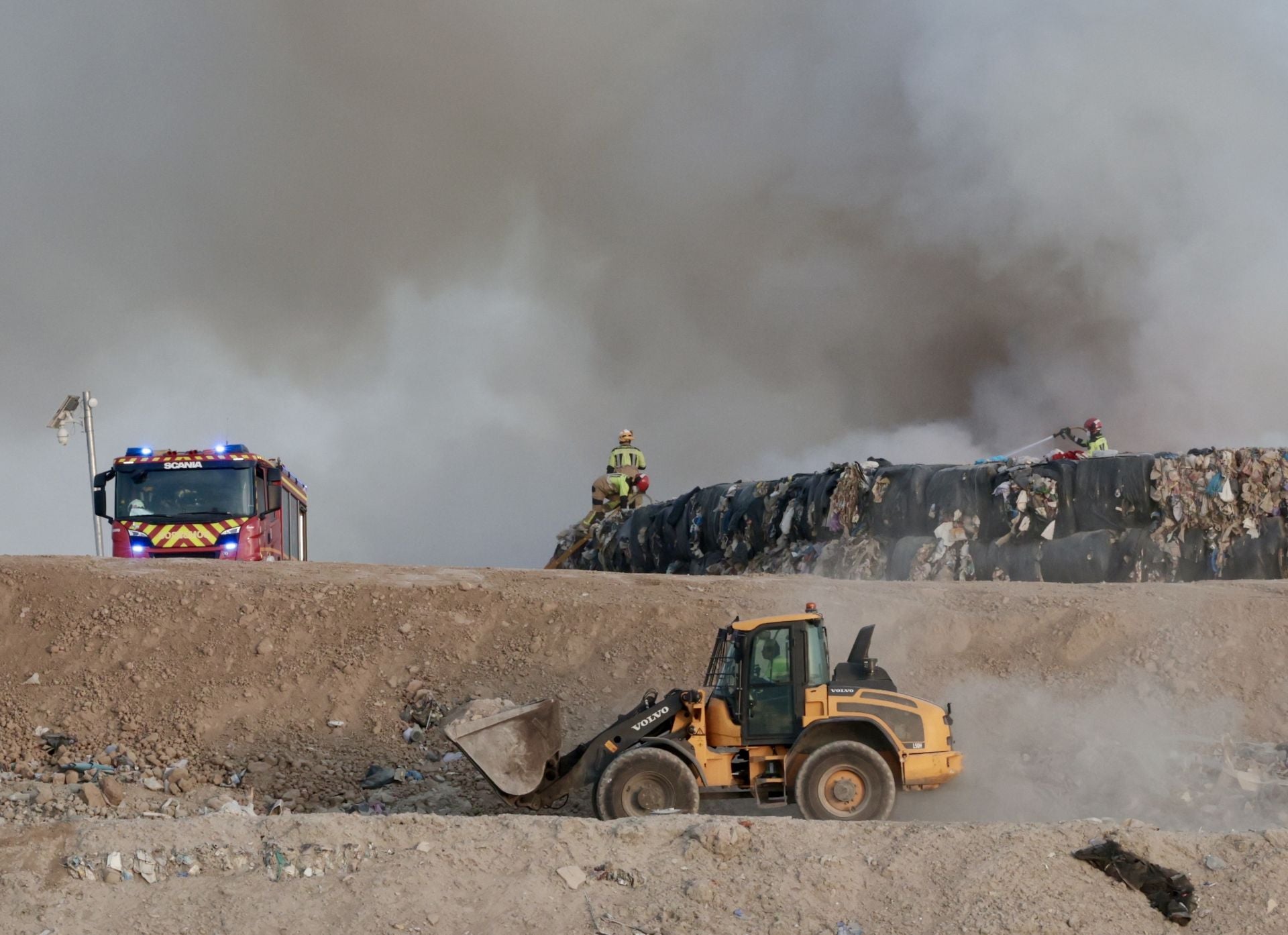 El incendio en el viejo vertedero de Valladolid, en imágenes