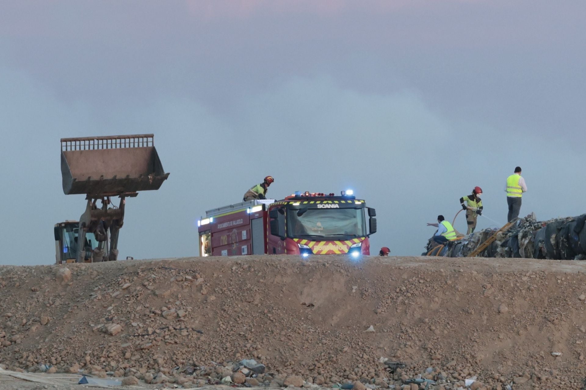 El incendio en el viejo vertedero de Valladolid, en imágenes