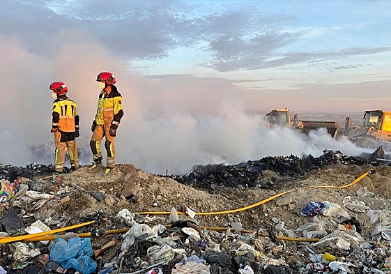 Imágenes del incendio desatado este viernes por la tarde en el vertedero viejo de Valladolid