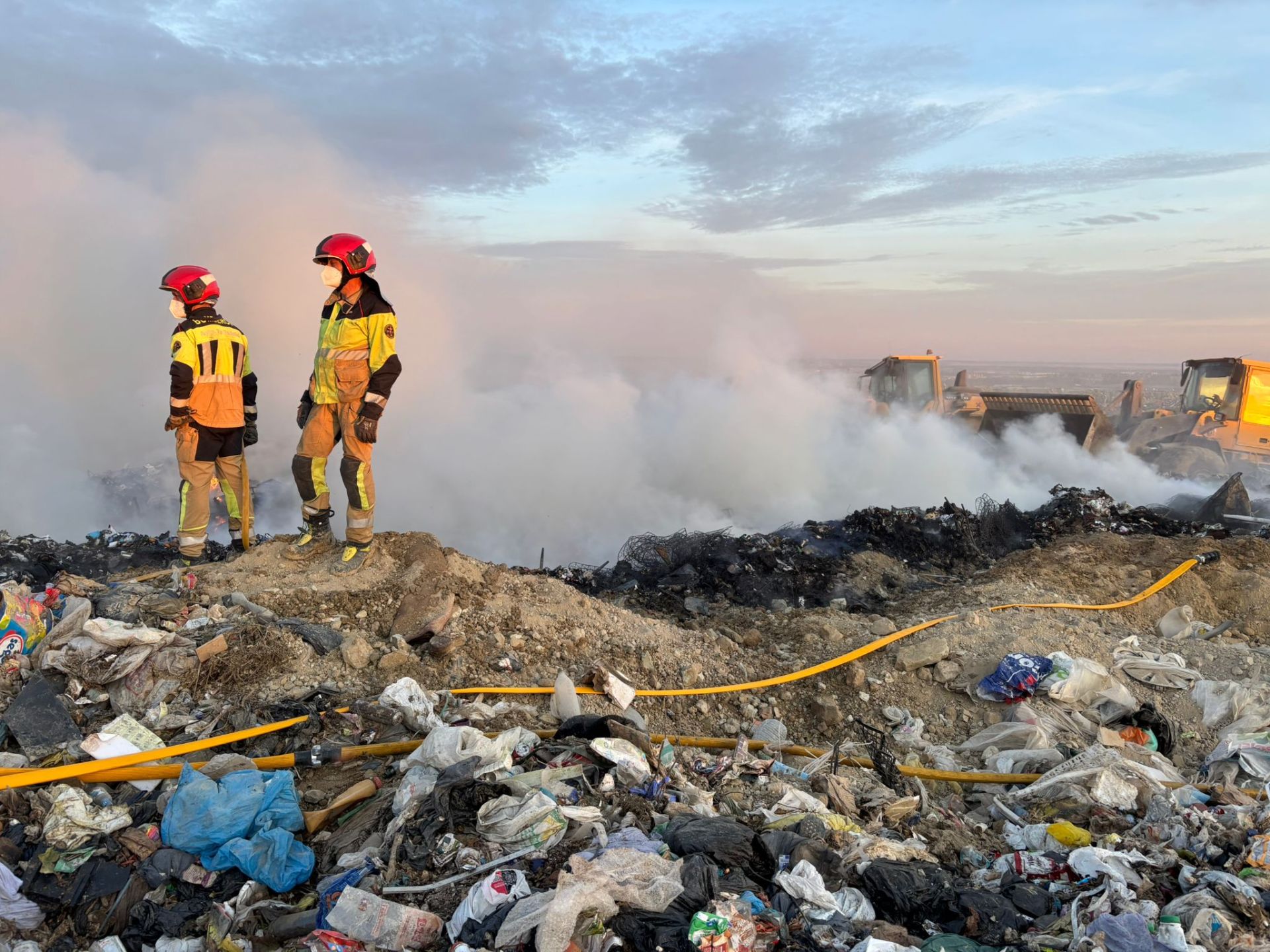 El incendio en el viejo vertedero de Valladolid, en imágenes