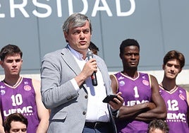 Lorenzo Alonso Nistal, micrófono en mano, en la presentación del equipo en la UEMC.