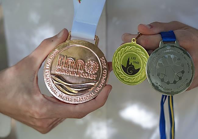 Fernando muestra con orgullo las tres medallas olímpicas conseguidas este año