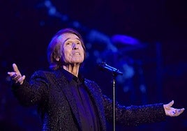 Raphael durante un concierto.