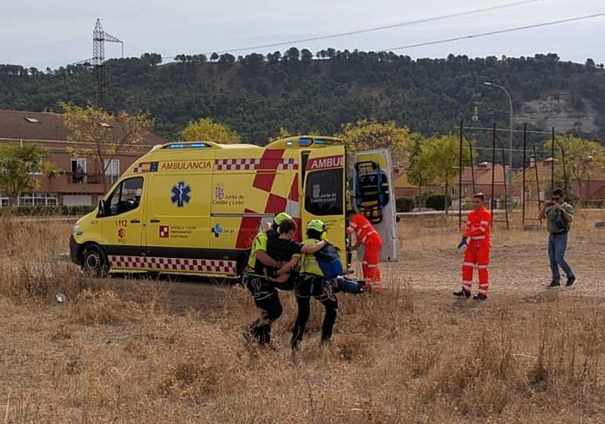 Momento del rescate al menor en Cabezón de Pisuerga, este viernes por la mañana.