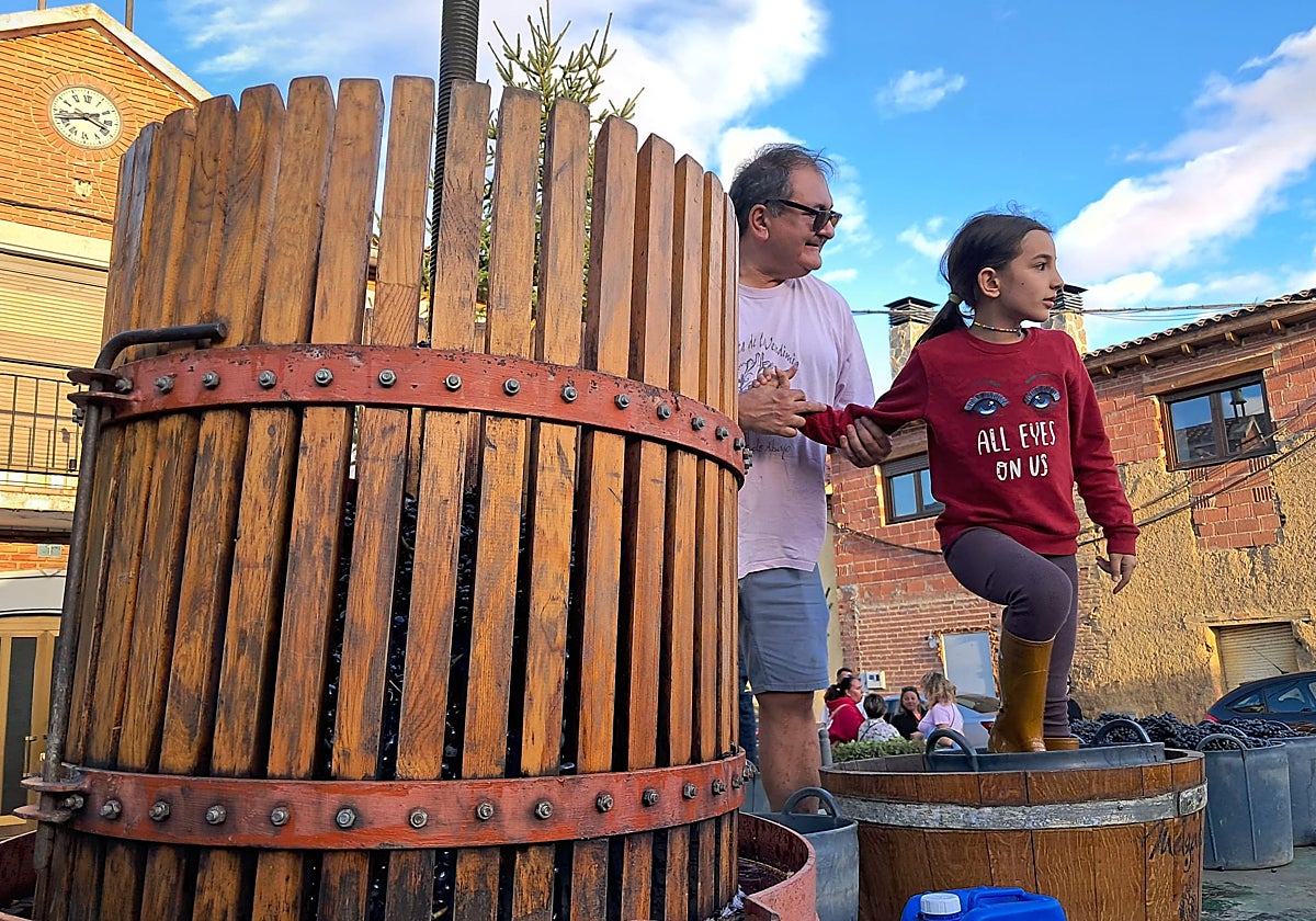 Una niña participa en el tradicional pisado de uvas
