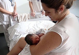 Una madre se inicia dando el pecho a su hijo recién nacido en el hospital en el que ha dado a luz.