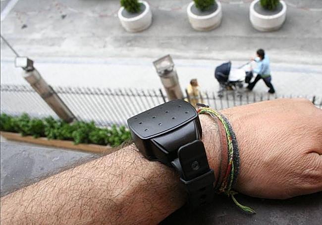 Pulsera utilizada para geolocalizar la distancia entre un maltratador y la víctima a la que tiene amenazada.