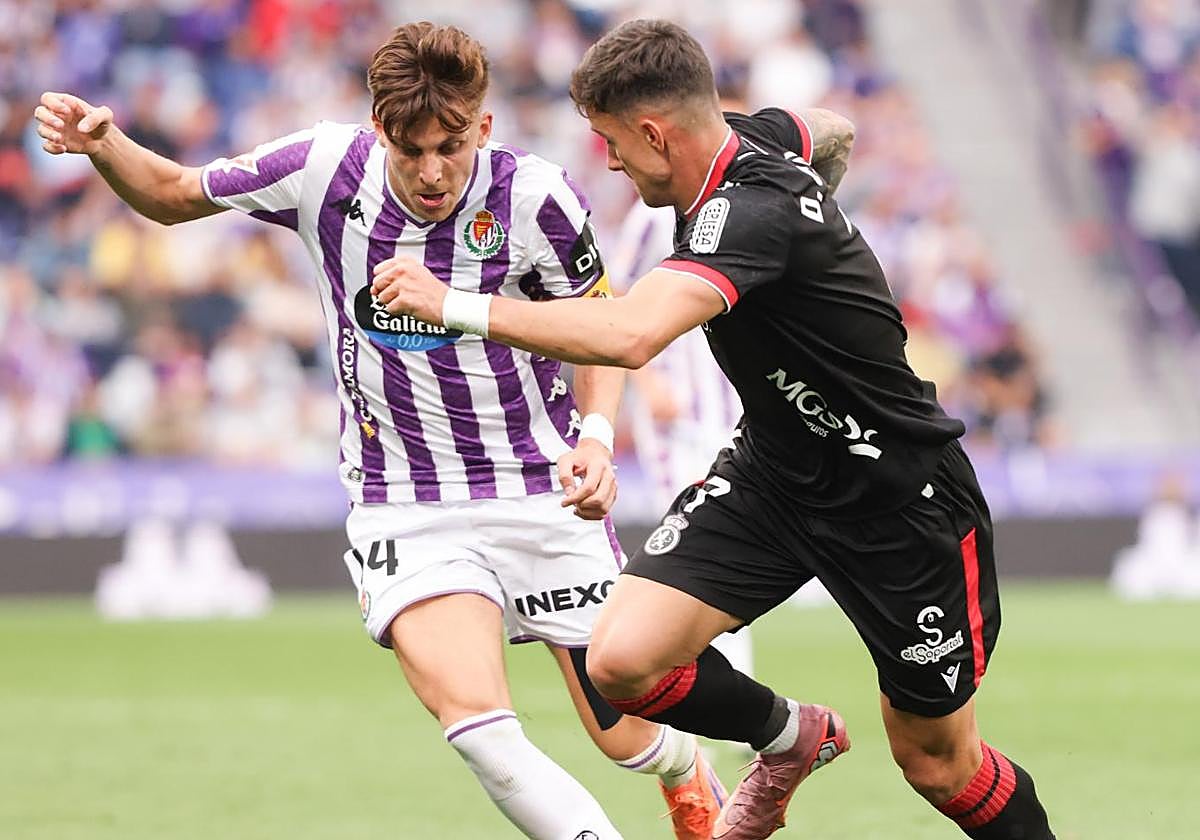 El blanquivioleta Iván Alejo, en plena pugna la pasada jornada durante el derbi ante la Cultural.