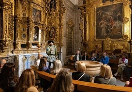 Martín Cortés explica la Controversia de Valladolid a los visitantes de la ruta teatralizada