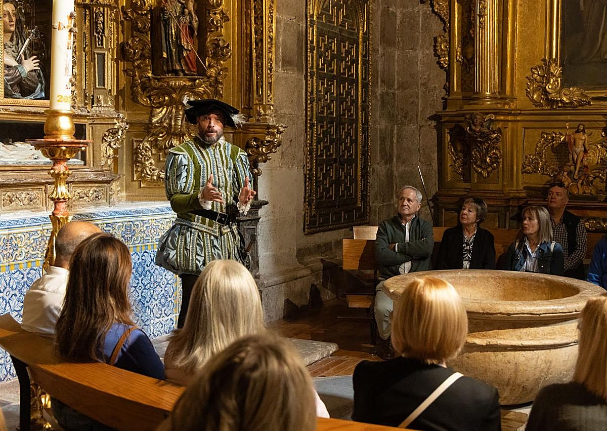 Imagen secundaria 1 - Malinche recuerda el 'Sermón de Adviento', de Antonio de Montesinos, en el Aula Triste. Abajo a la izquierda, Martín Cortés en la Catedral. A la derecha, Juan Ginés de Sepúlveda, en el Palacio Real.