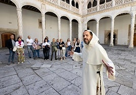 Bartolomé de las Casas explica su tesis en el patio del Colegio de San Gregorio.
