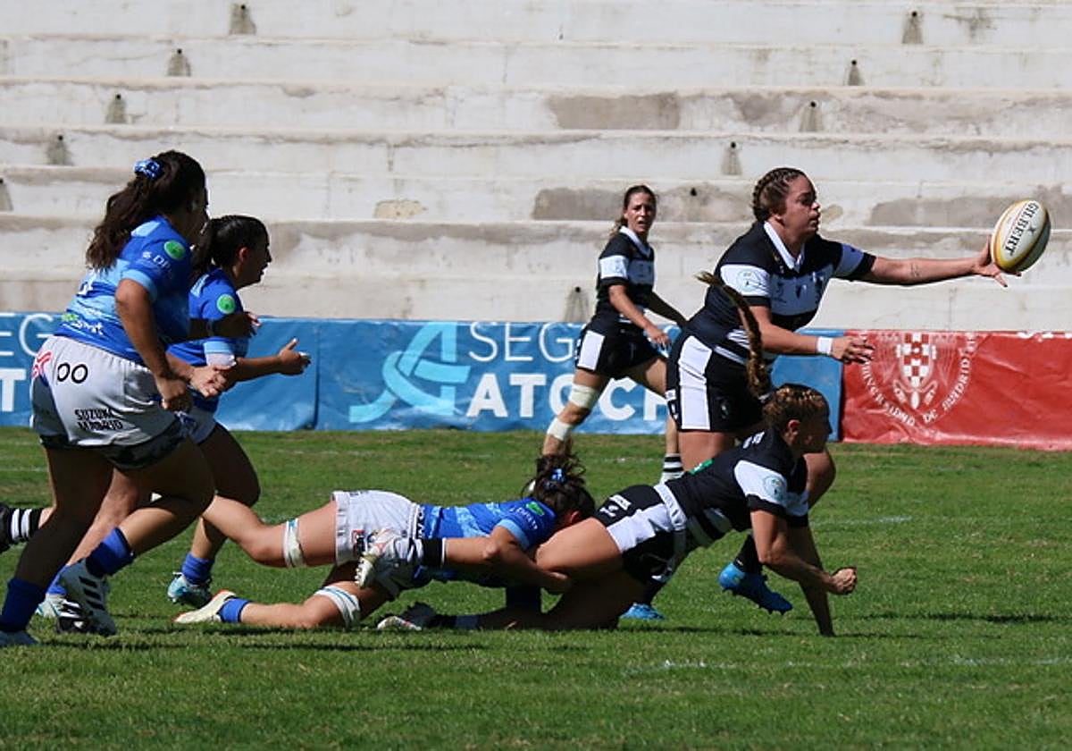Las chicas del Colina Clínic saca un balón en acción de ataque.
