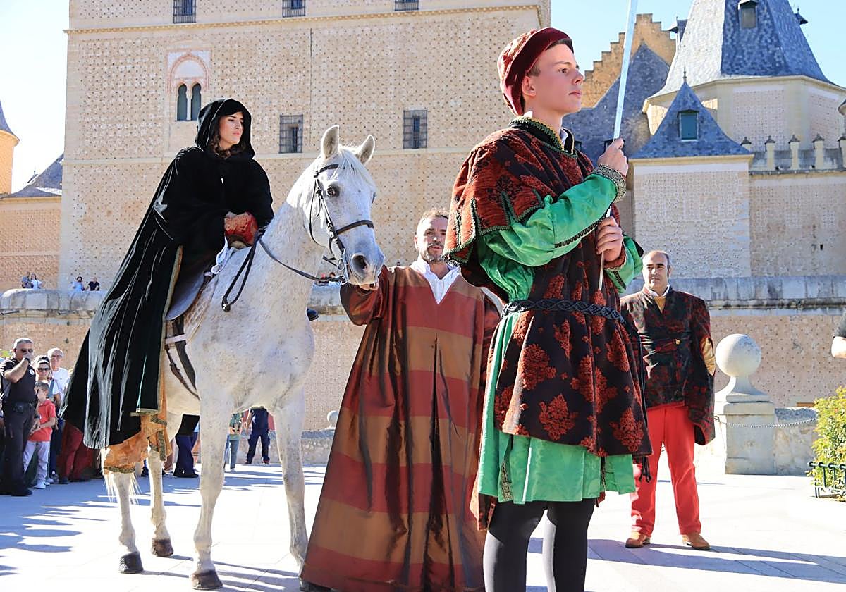 La actriz Cristina San Juan, que interpreta a Isabel la Católica, sale del Alcázar a lomos de un caballo.