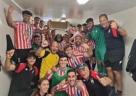 Los jugadores del Tordesillas celebran el triunfo en el vestuario.