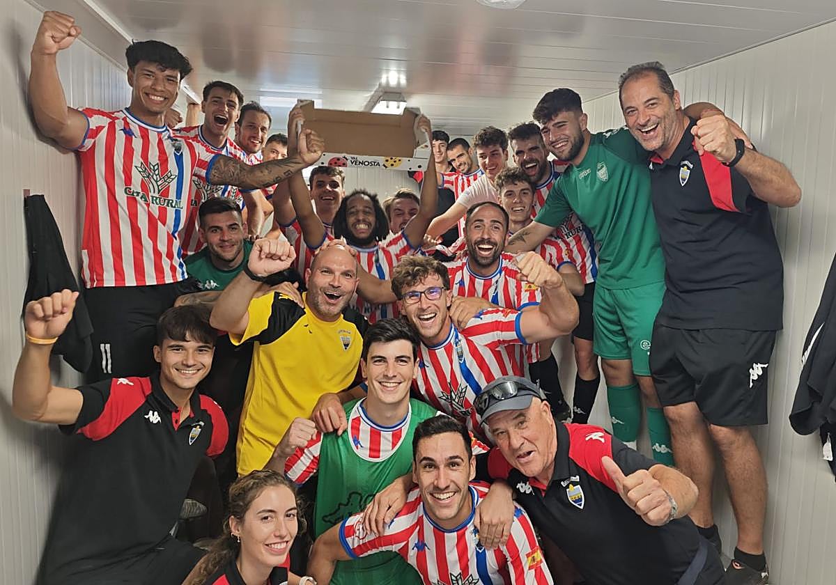 Los jugadores del Tordesillas celebran el triunfo en el vestuario.