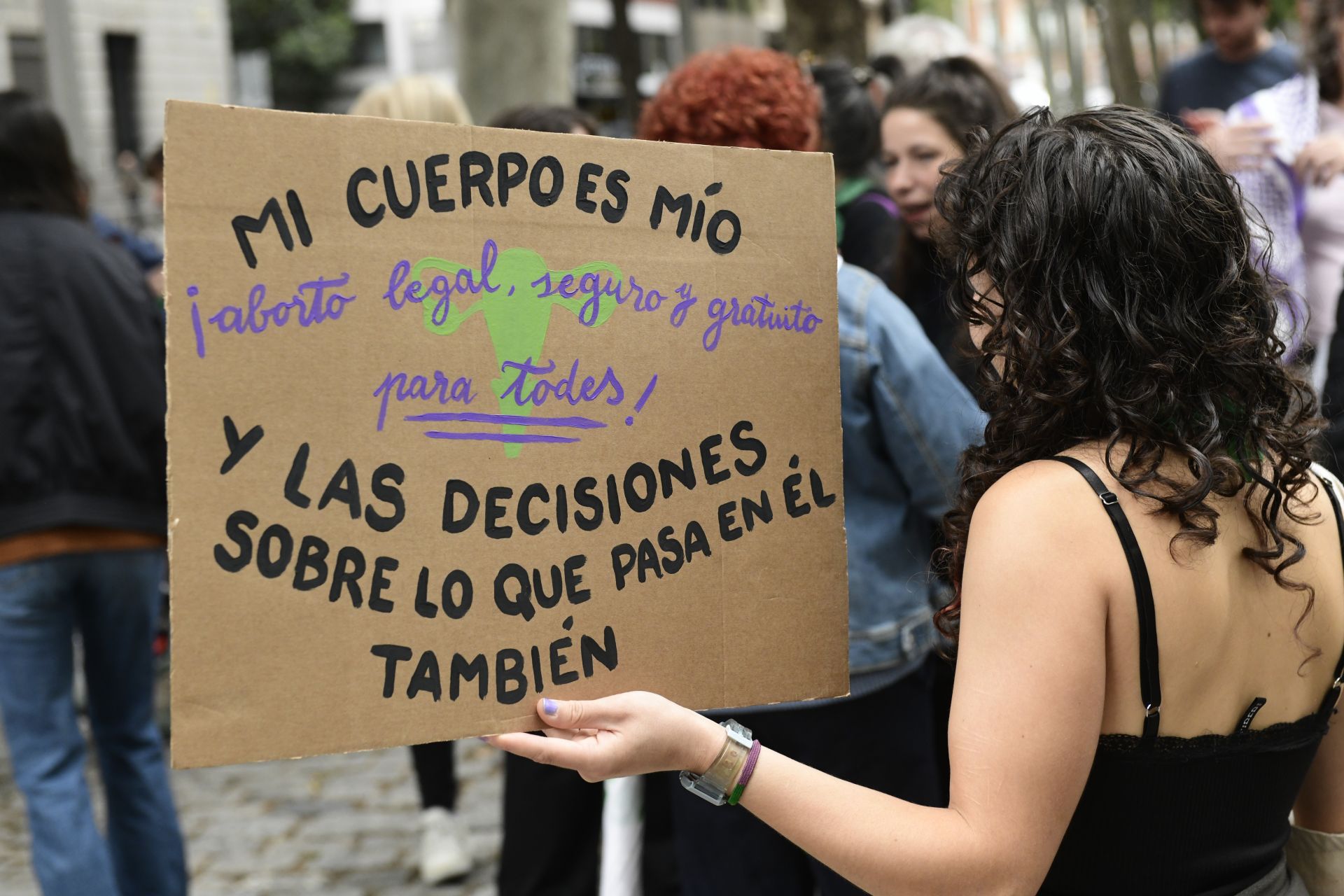Una joven porta un cartel a favor del aborto en una manifestación reivindicativa