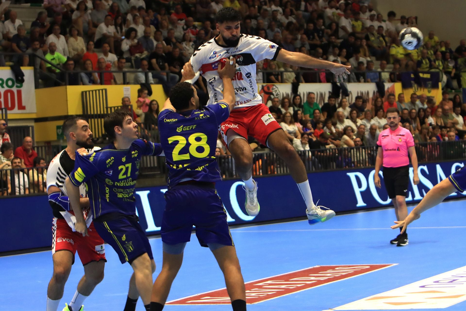 Fotografías de la derrota del Nava frente al Bidasoa Irún