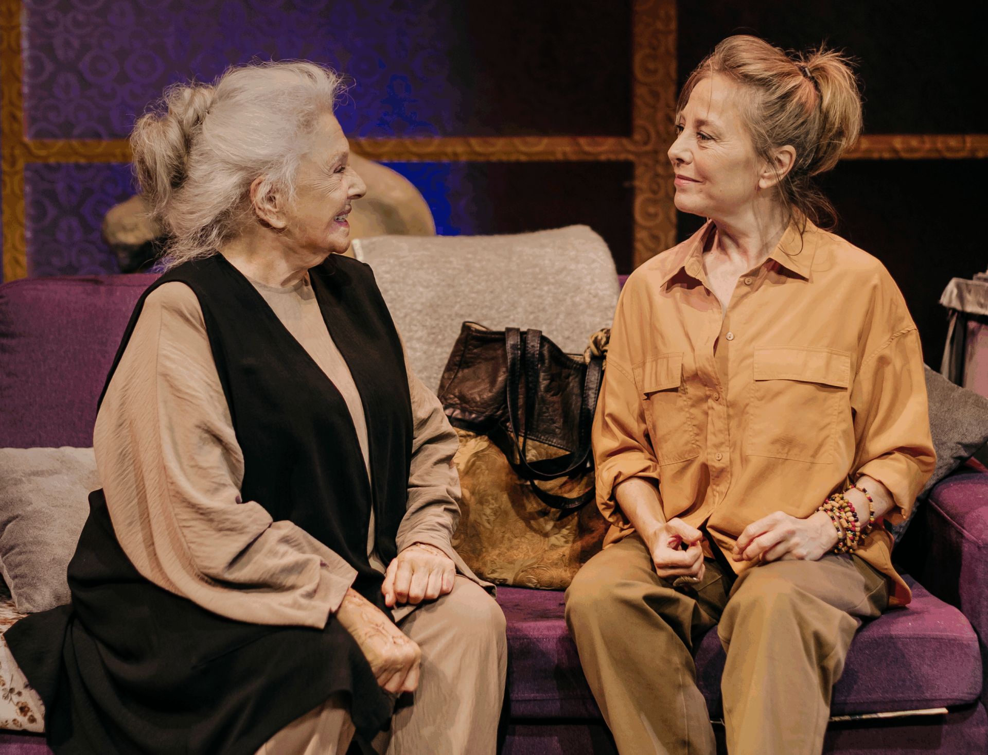 Lola Herrera y Natalia Dicenta, en 'Camino a la Meca'.