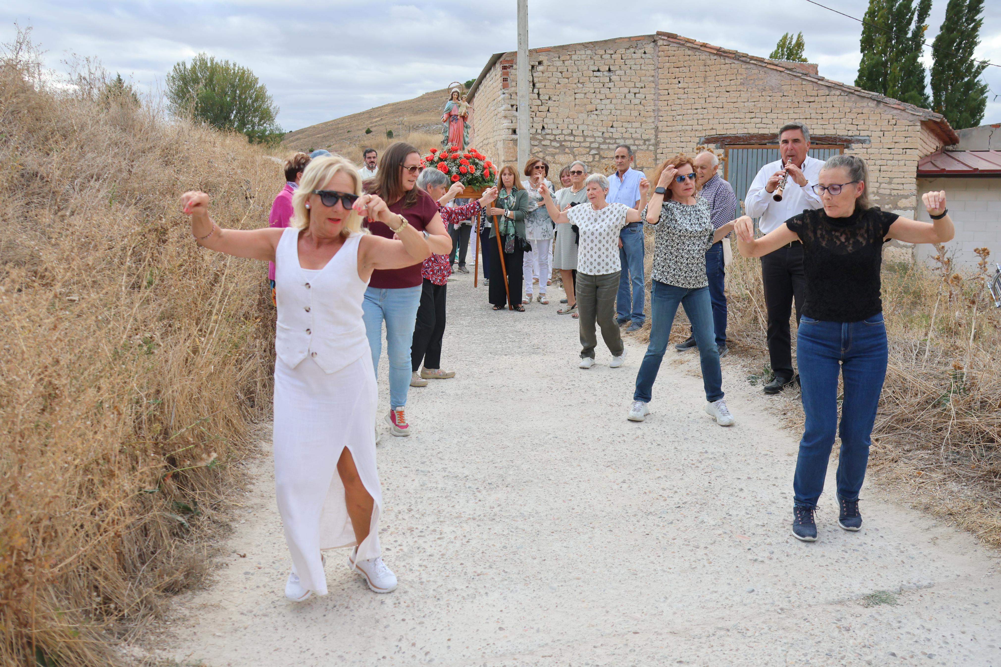 Cobos de Cerrato danza a sus Patronas