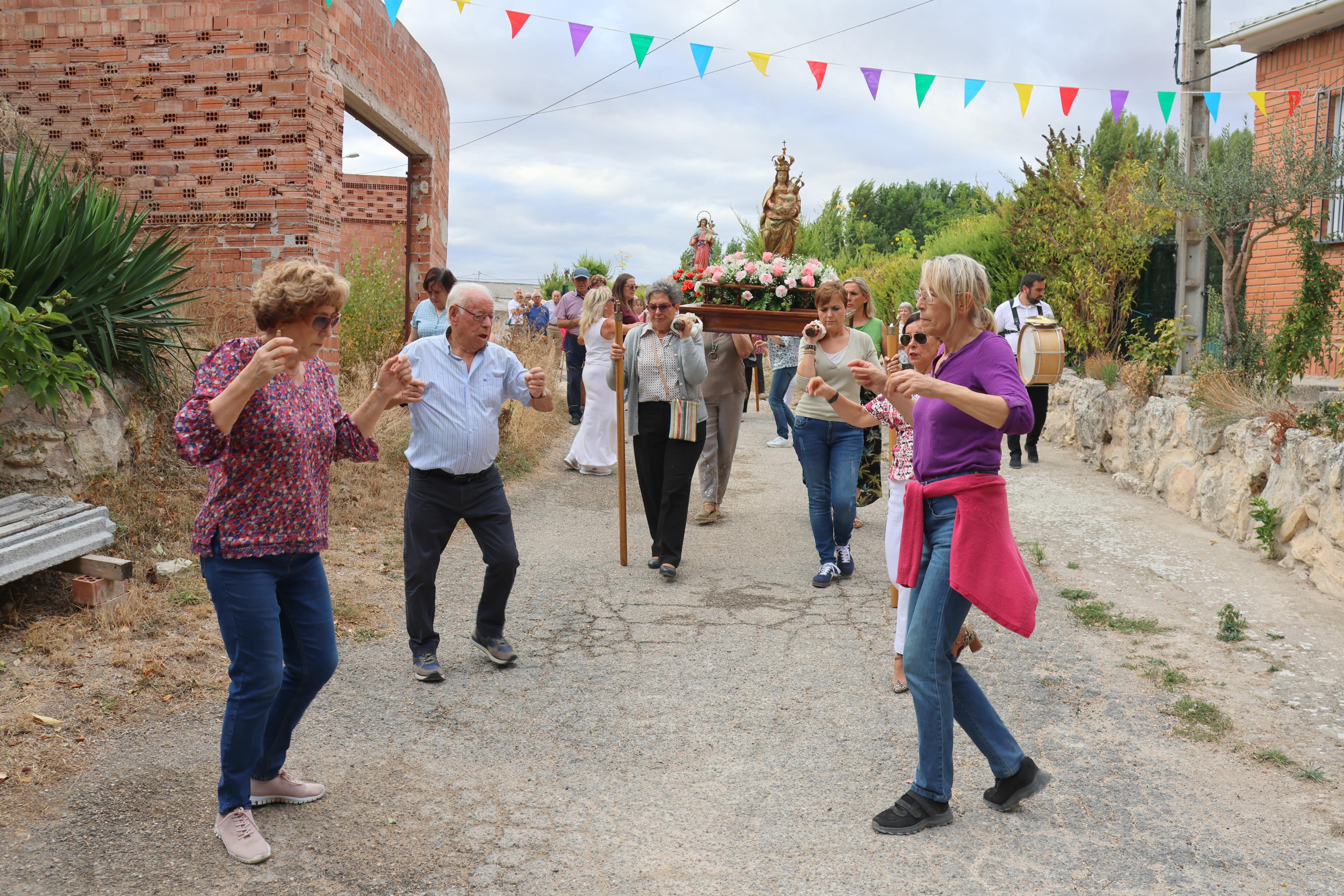 Cobos de Cerrato danza a sus Patronas