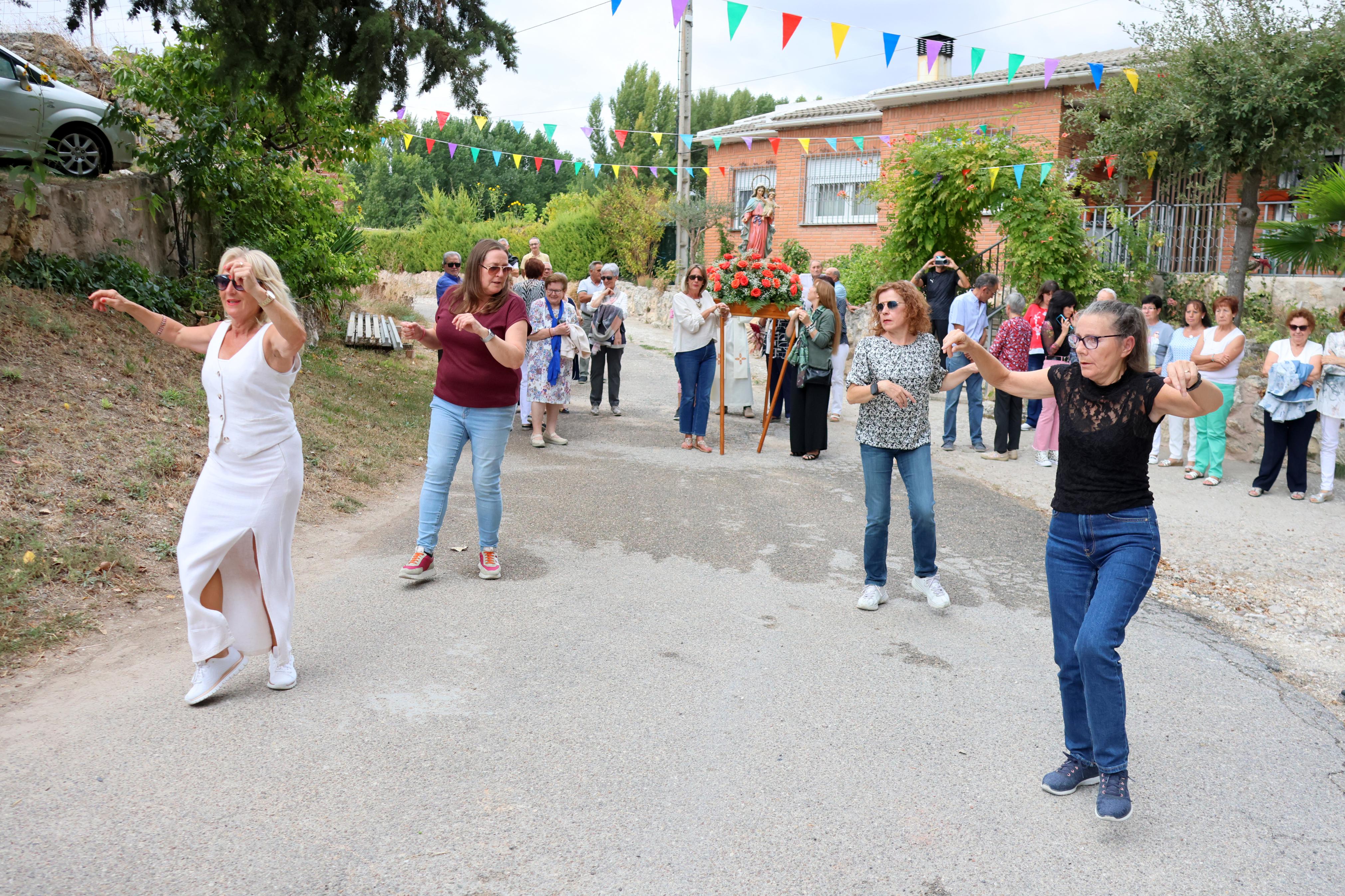 Cobos de Cerrato danza a sus Patronas