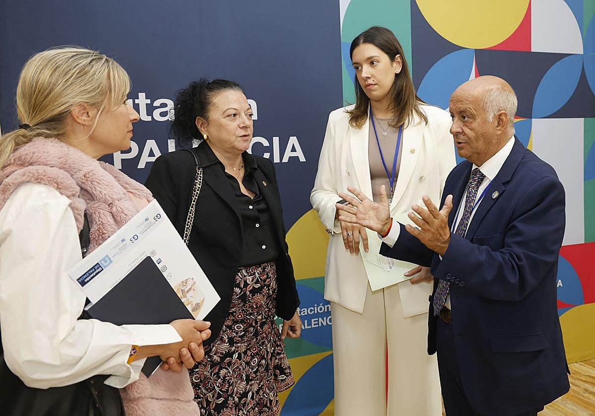 El presidente nacional, Joaquín Merchán, conversa con la responsable de Palencia, Andrea Castrillo, la vicepresidenta Ester Urraca y la colegiada Ana Merino.