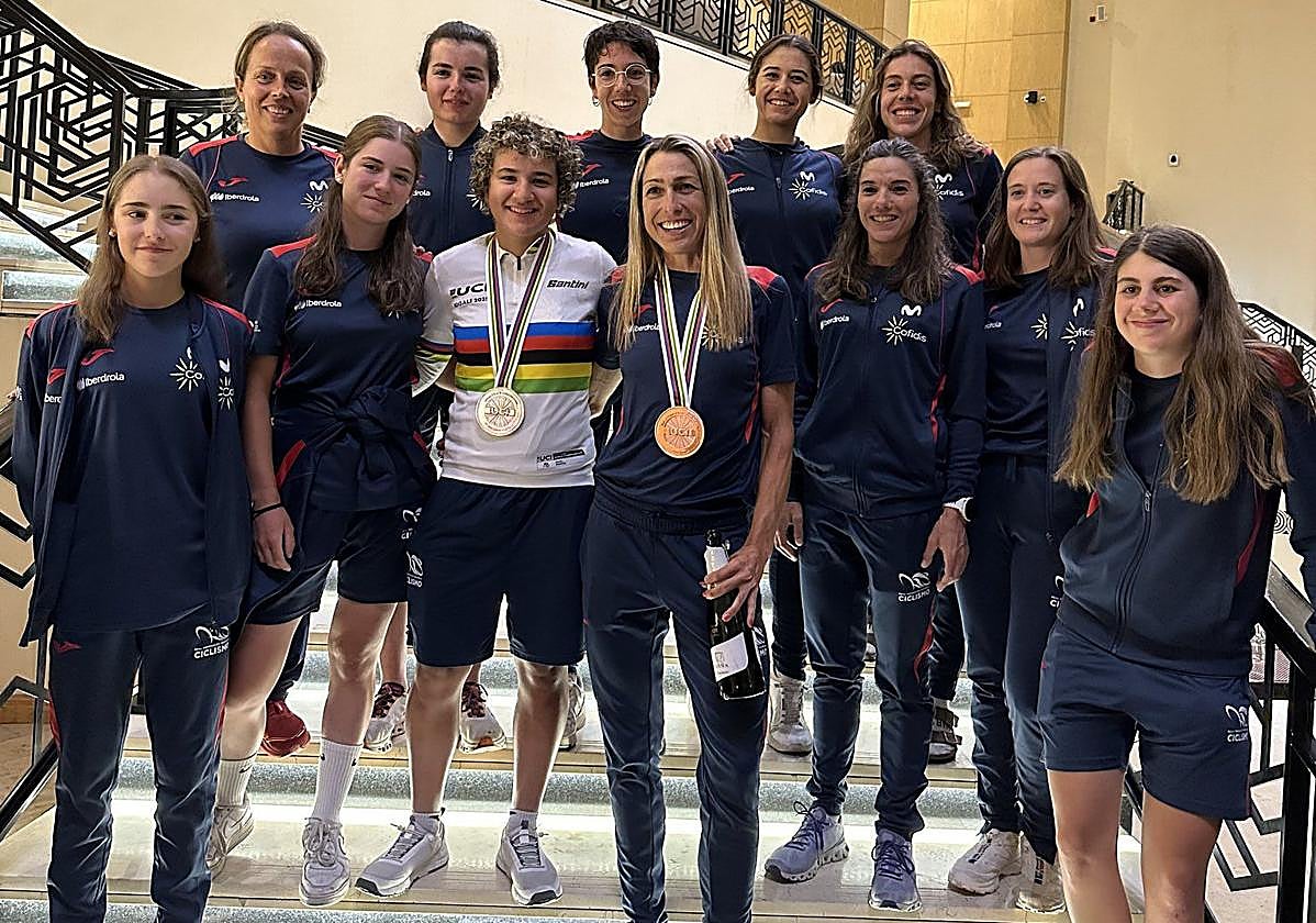 Lidia, a la izquierda, posa con las medallistas de la selección española.