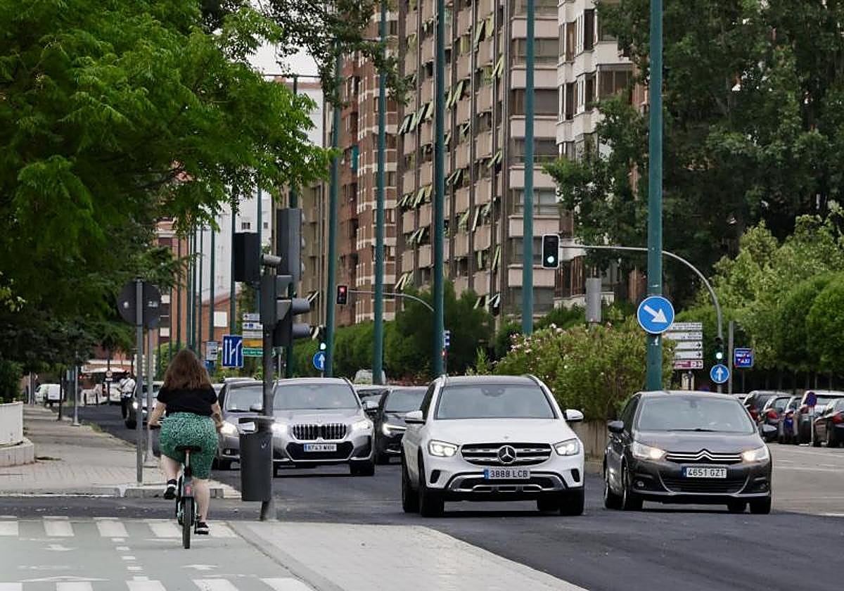 Varios vehículos circulan por el paseo de Isabel la Católica.
