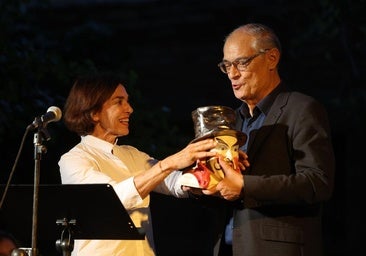 El catedrático emérito Germán Vega, Amigo de Honor del Teatro Corsario