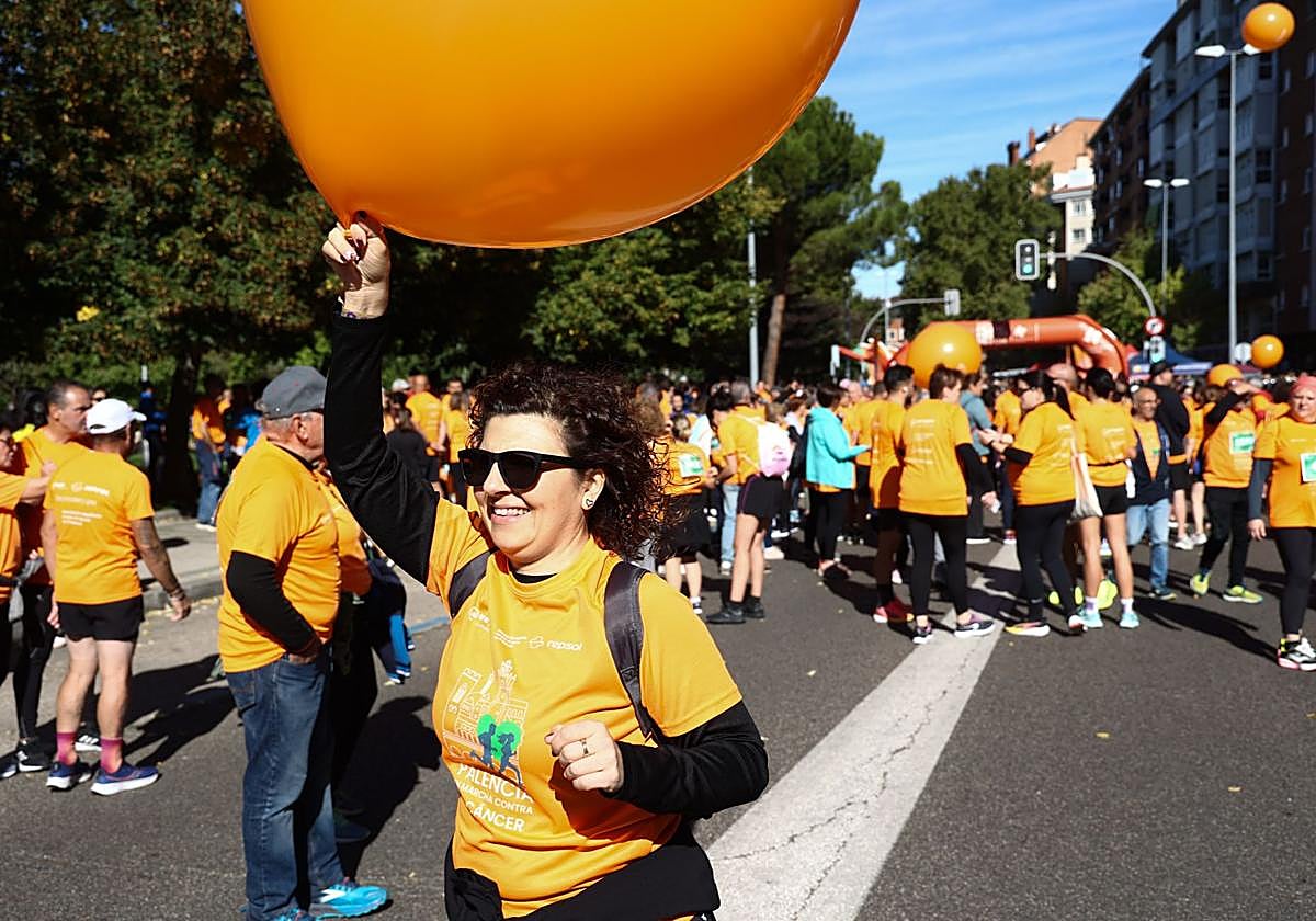 Una marea naranja de 7.000 personas inunda Palencia en la marcha contra el cáncer