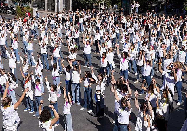 Uno de los momentos de la multitudinaria actuación.