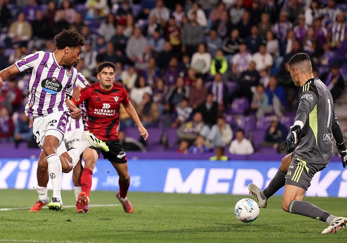 Ponceau remata de tacón la acción que dio el 1-1 al Real Valladolid frente al Mirandés