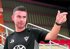 Fran Justo, entrenador del Mirandés, en las instalaciones del club.