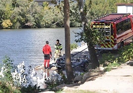 Bomberos y policía durante la búsqueda esta tarde en el río Pisuerga.