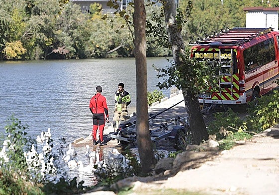 Bomberos y policía durante la búsqueda esta tarde en el río Pisuerga.