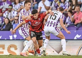 Iván Alejo (izquierda) trata de frenar a El Jebari, con Tomeo a la derecha, durante el Real Valladolid-Mirandés de este domingo.