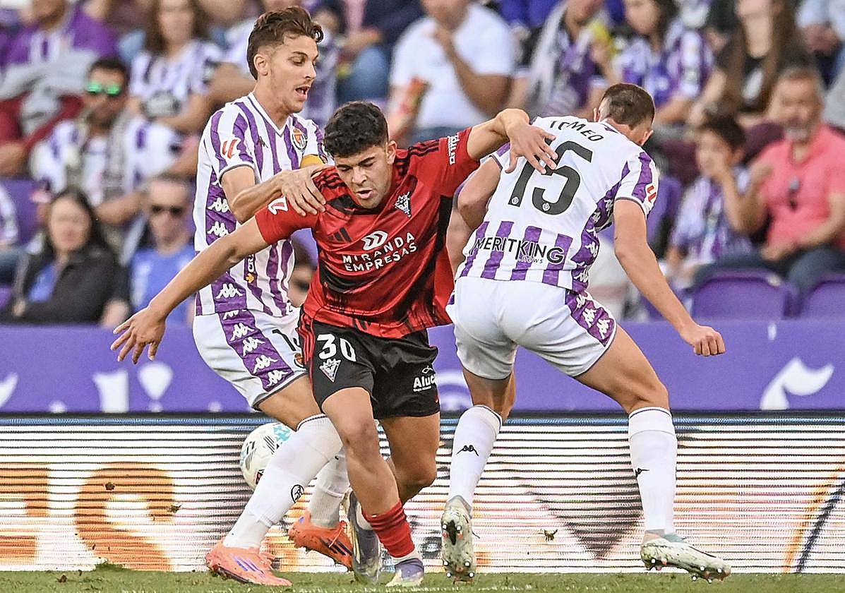 Iván Alejo (izquierda) trata de frenar a El Jebari, con Tomeo a la derecha, durante el Real Valladolid-Mirandés de este domingo.